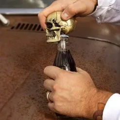 Crack One Open Totenschädel Flaschenöffner -Karnevalskostüme Herren Verkäufe totenkopf flaschenoeffner totenschaedel flaschenoeffner skull bottle opener halloween homeware 54164 04